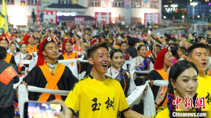 玉树牦牛足球队赴贵州村