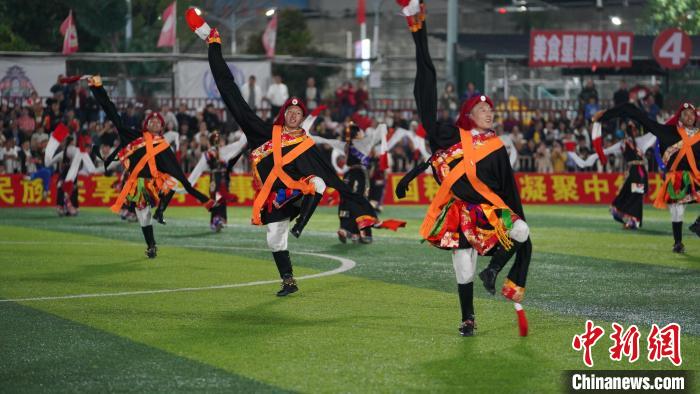 玉树牦牛足球队赴贵州村超打响国际友谊赛：与