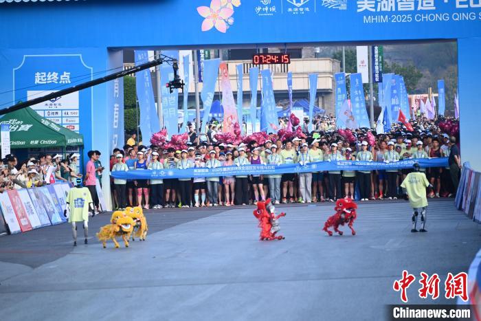 全球校友共聚重庆沙坪坝半程马拉松 赛道串联城