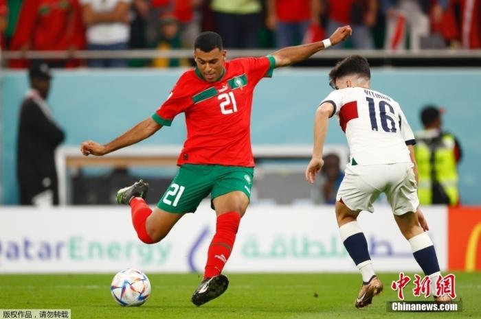 当地时间12月10日，卡塔尔世界杯1/4决赛第三场比赛在阿图玛玛球场举行，本届世界杯黑马摩洛哥队1:0击败葡萄牙队，闯入世界杯四强。图为摩洛哥球员中(红)在比赛中。中新社记者 富田 摄
