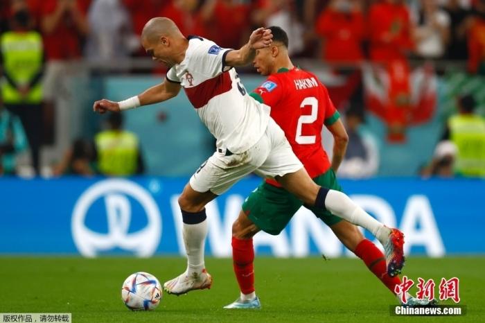 当地时间12月10日，卡塔尔世界杯1/4决赛第三场比赛在阿图玛玛球场举行，本届世界杯黑马摩洛哥队1:0击败葡萄牙队，闯入世界杯四强。本场比赛，也是C罗在本届世界杯的最后一场比赛。图为两队球员在比赛中。中新社记者 富田 摄