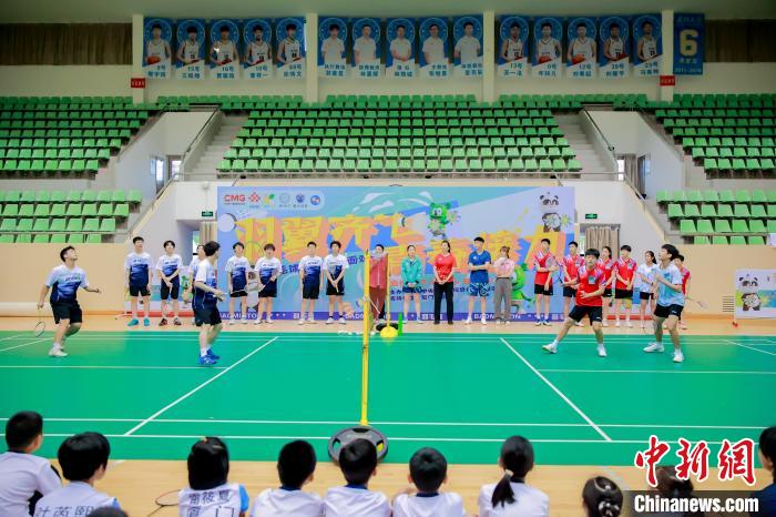 羽毛球世界冠军与青少年跨代互动点燃青春热情