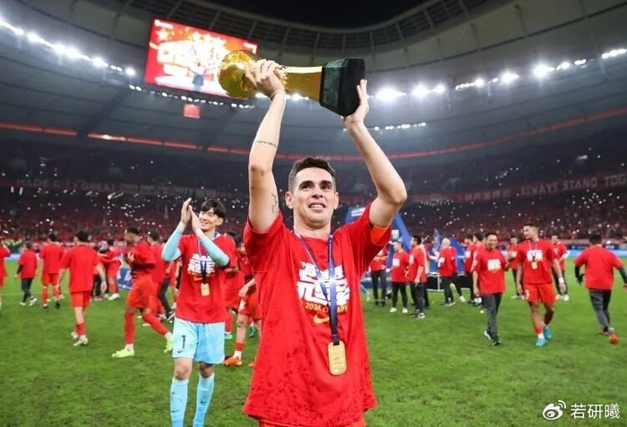 巴西前国脚奥斯卡正式退役 解约圣保罗后告别足