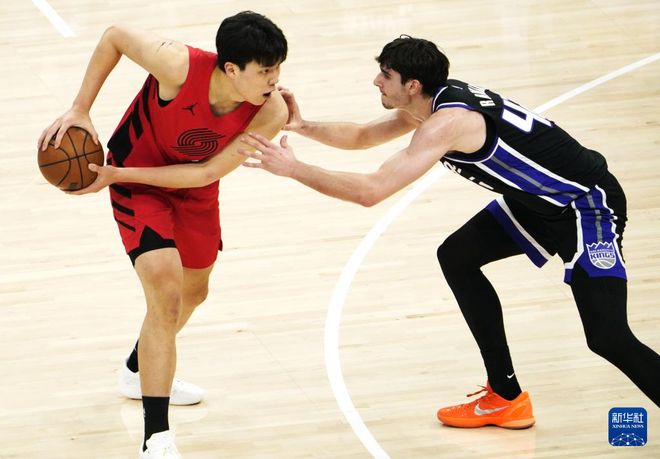 杨瀚森NBA首季落幕 季后赛首秀成关键转折点