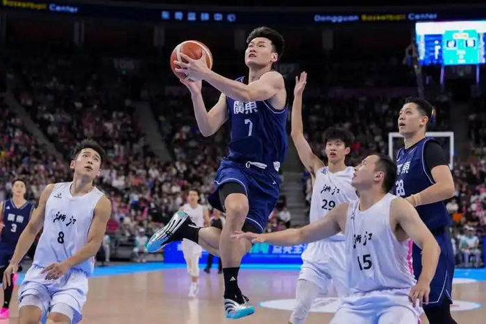 广东男篮晋级季后赛下一轮 胡明轩尿检通过 双塔