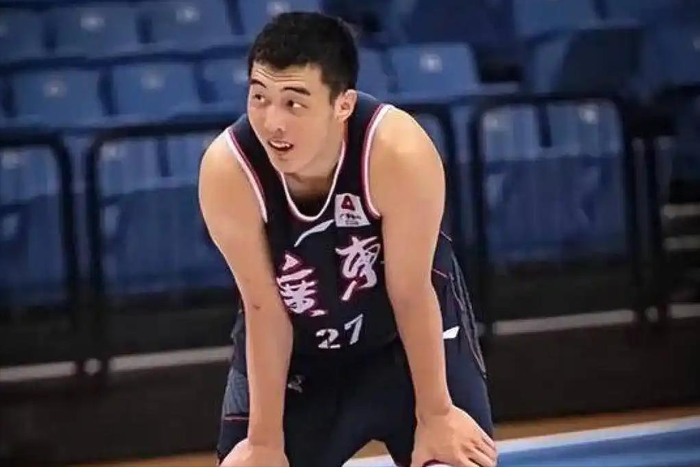 广东男篮晋级季后赛下一轮 胡明轩尿检通过 双塔